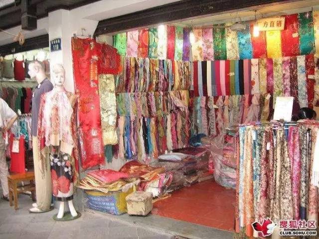 2017苏杭丝绸服装（郏县）展览会盛大开幕 3000条真丝围巾免费送，针纺织品精品汇聚